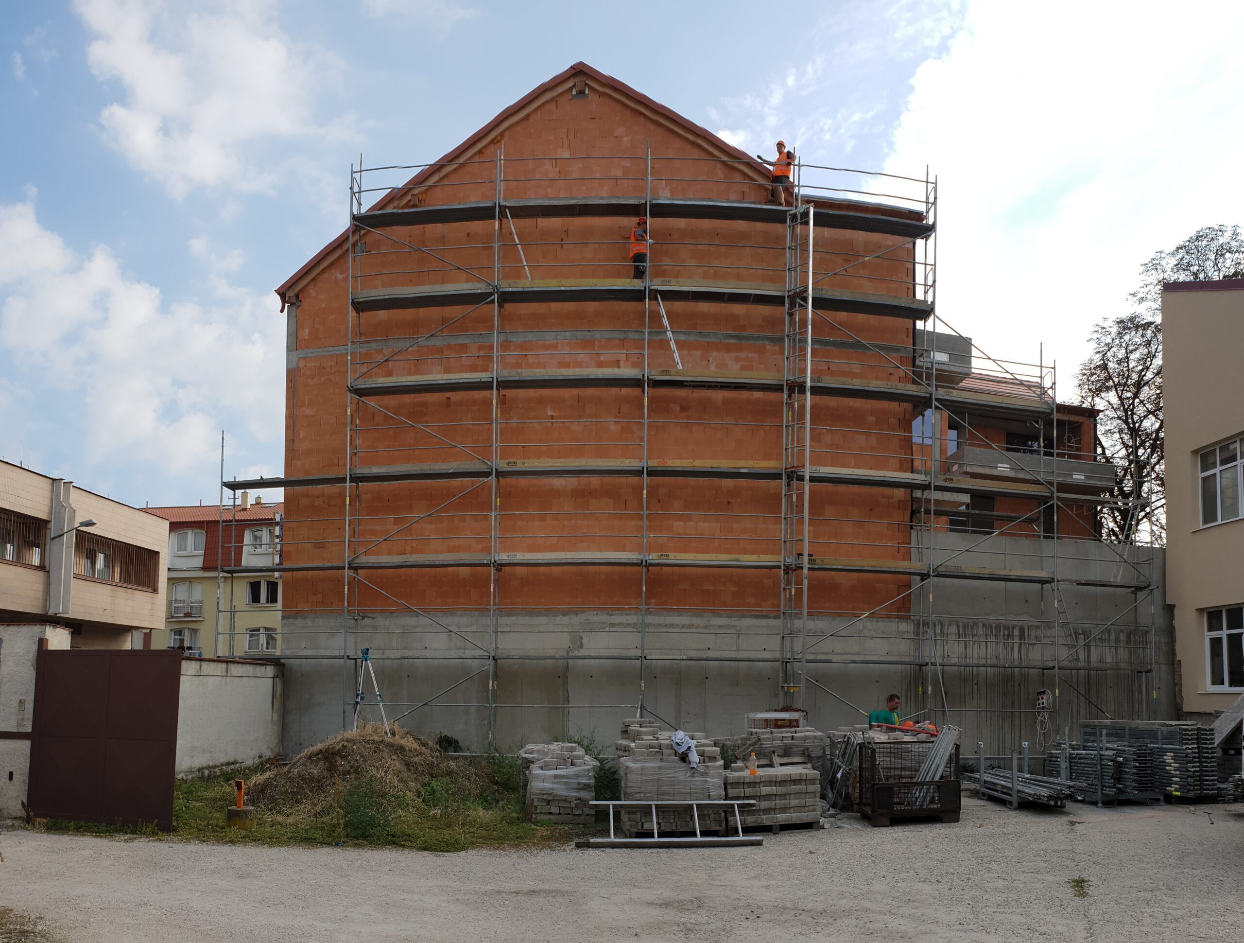 Dokončené lešenie pri realizácii projektu